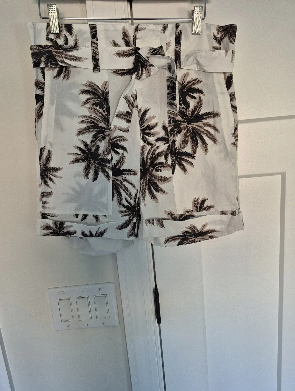 Le Superbe Bermuda Shorts White Palm Print Size 2 NEW